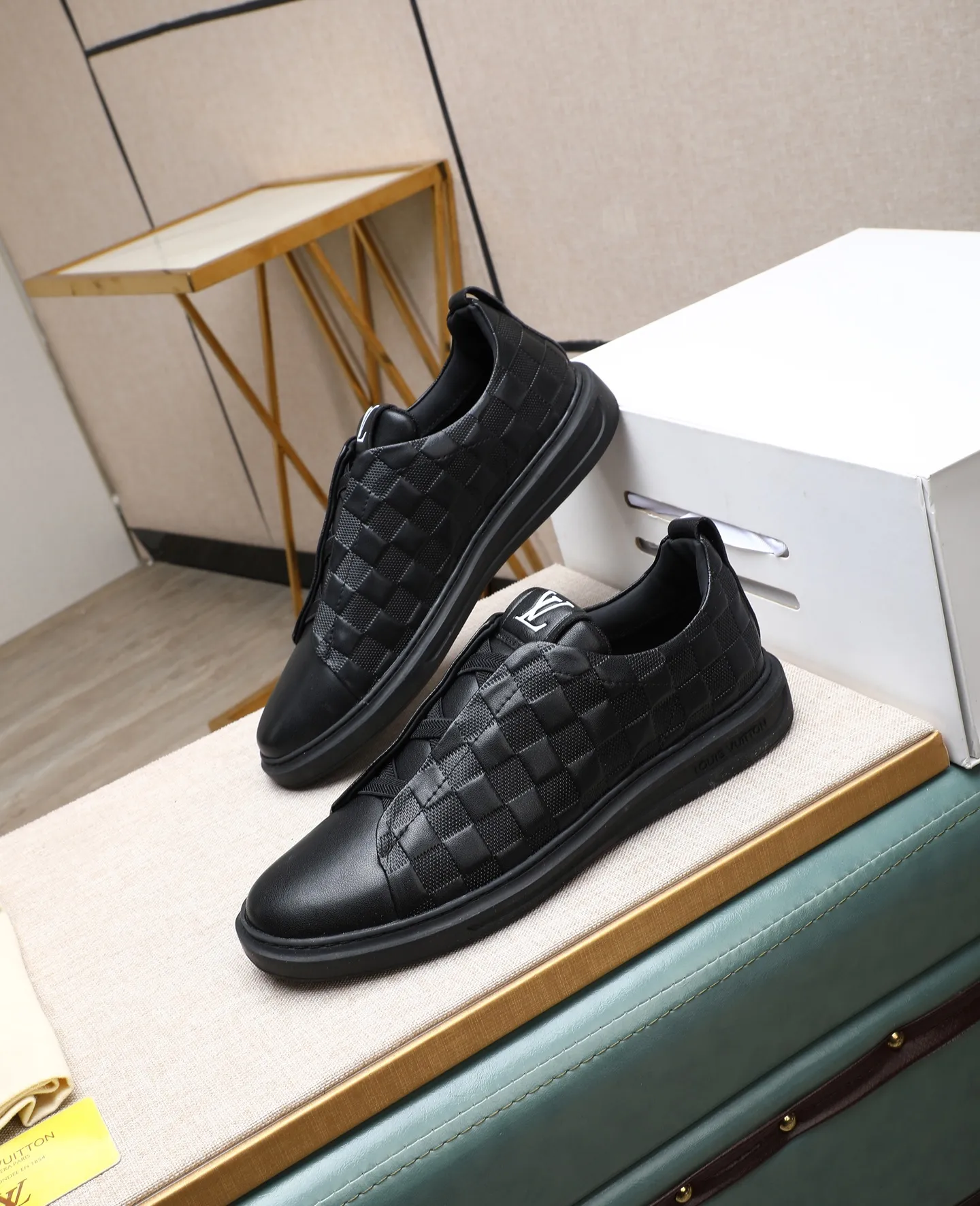 Men's shoes 💰460 【LOUIS VUITTON】Louis Vuitton 2 new products 👟Milan fashion show style 🇰🇾🇰🇾LV family logo, celebrity style, a must-have for fashionistas ⚠️Imported materials ➕Cow leather ➕Breathable leather lining ➕Special outsole 👞Number 38-44 (45 46 custom-made)